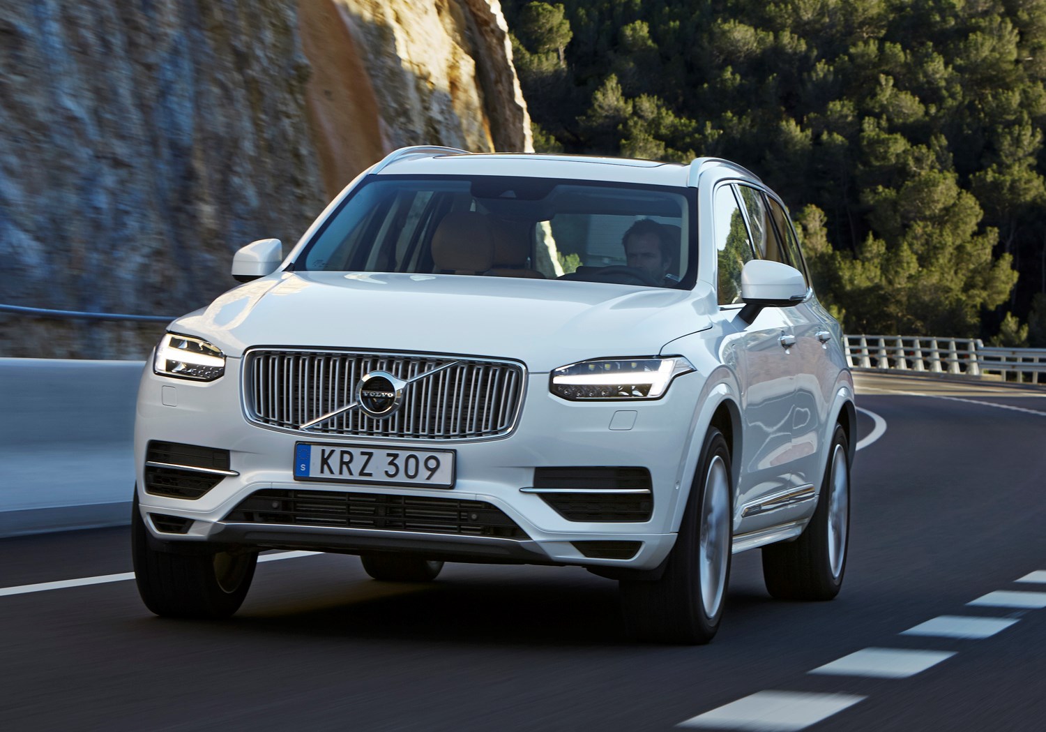 Volvo XC90 (2021) Engines, Drive & Performance | Parkers