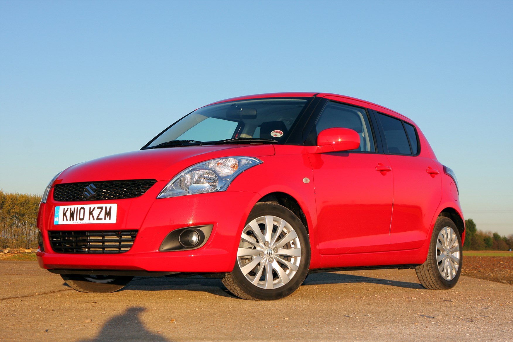 Сузуки левый. Suzuki Swift 2010. Suzuki Swift Hatchback. Сузуки хэтчбек Swift. Suzuki Swift 2011-2017.