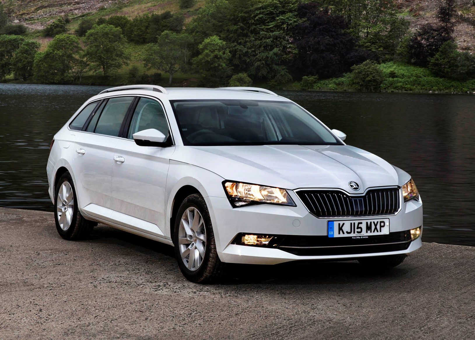 Skoda Superb Estate Review 2021 Parkers Skoda Superb Estate Review 2021 Parkers