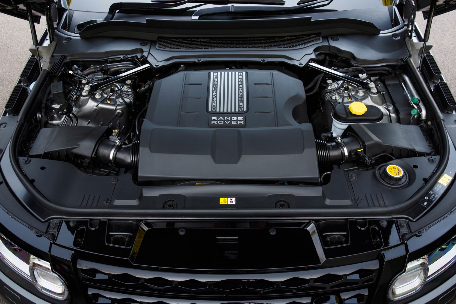 Двигатель land rover sport. Range Rover Sport 4.4 двигатель. Range Rover Sport 2015 под капотом. Уплотнители капота Рендж Ровер l405. Уплотнитель капота Рендж Ровер.
