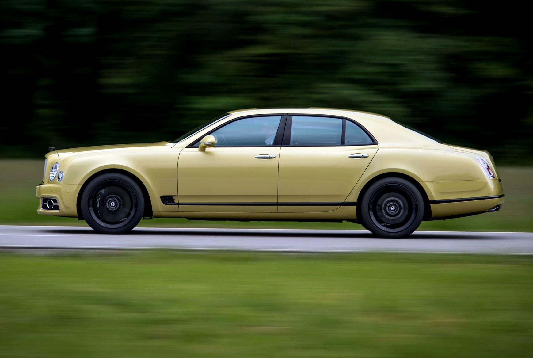 Bentley Mulsanne (2020) driving