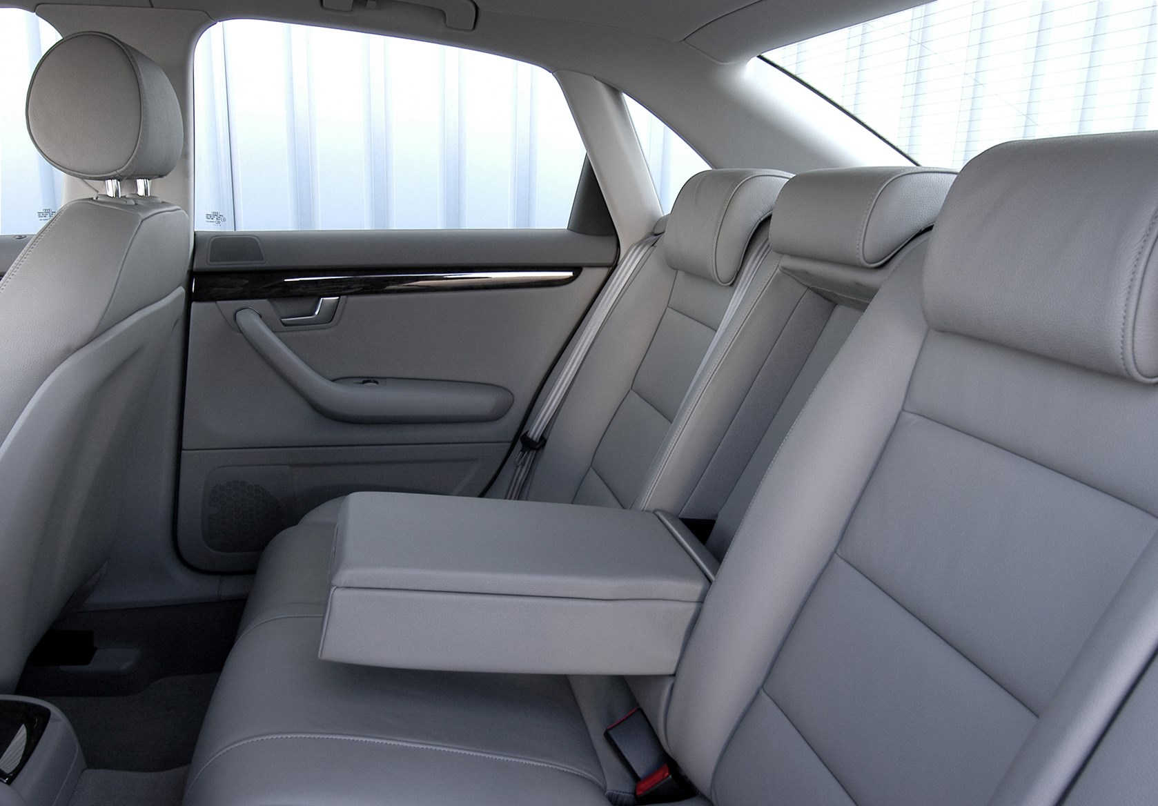 Заднее сиденье пассат б6. Audi a6 Interior Rear Seats. Audi b6 b7 салон. Сиденье заднее Audi a4.