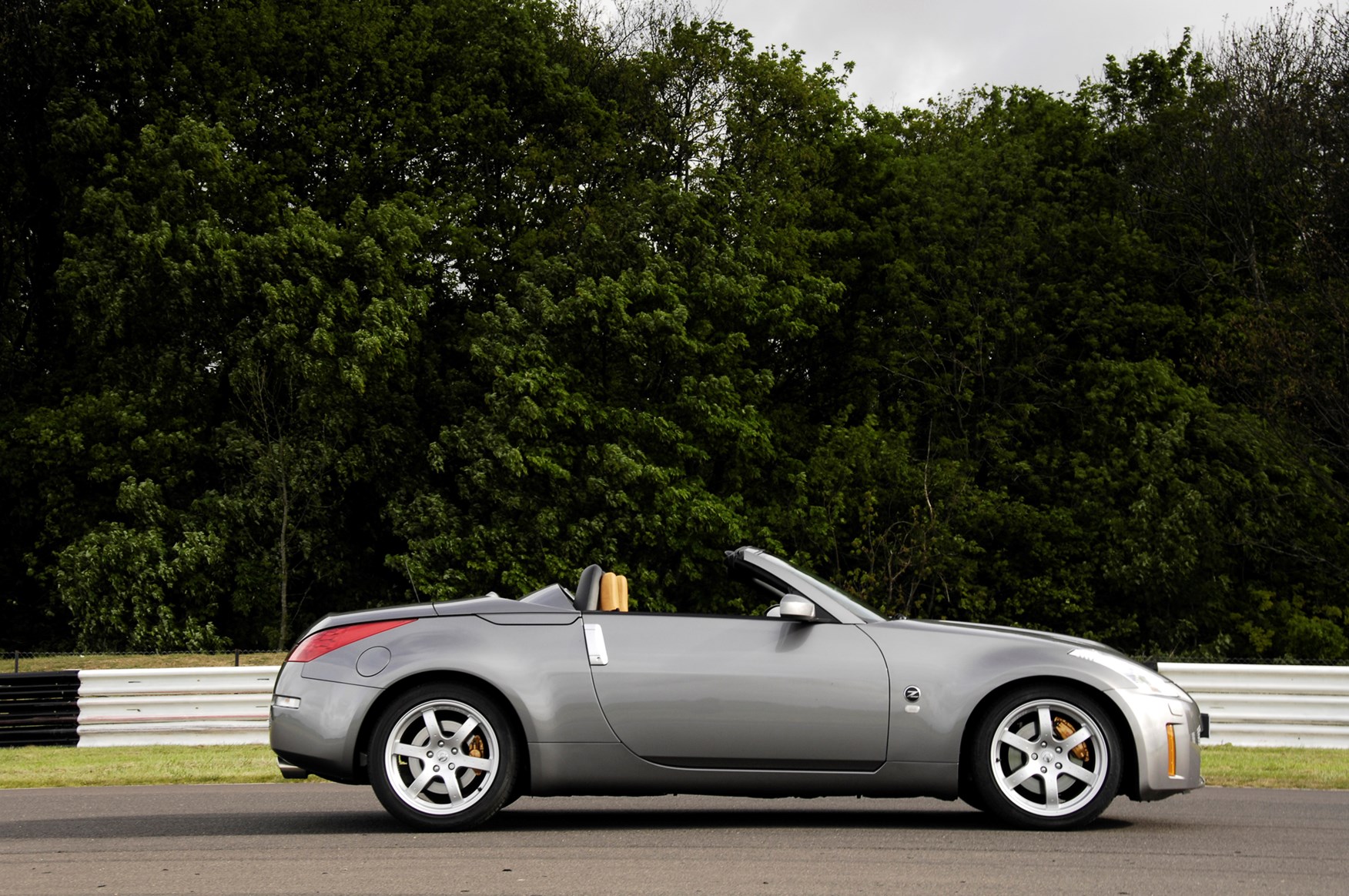 Nissan 350Z Roadster (2005 - 2010) review.