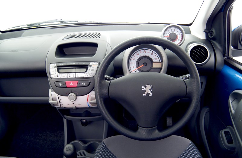 Peugeot 107 салон