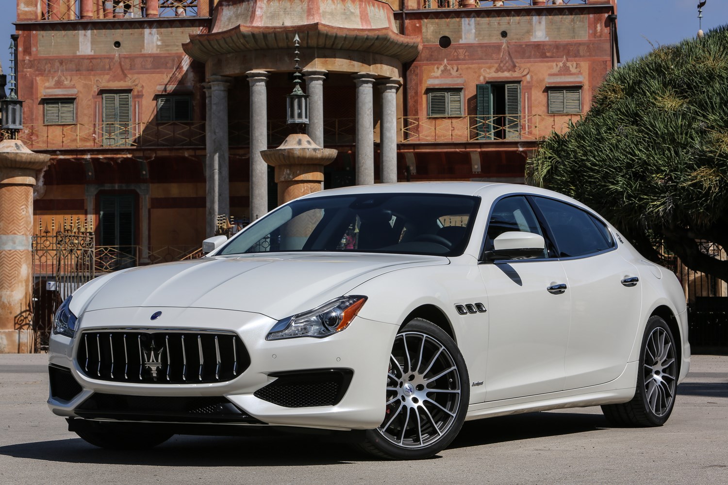 черный автомобиль maserati quattroporte gts без смс