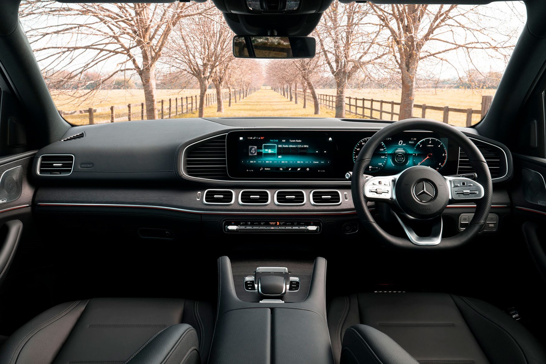 Mercedes Benz Gle 21 Interior Layout Dashboard Infotainment Parkers