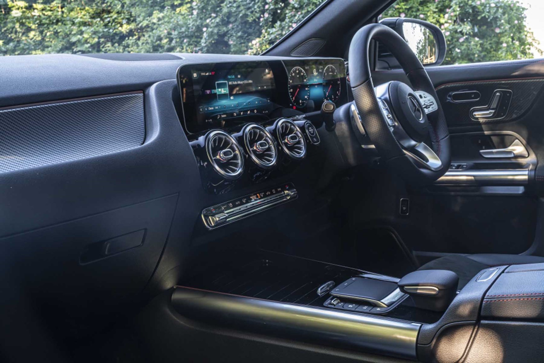 Mercedes Benz Gla Class 21 Interior Layout Dashboard Infotainment Parkers