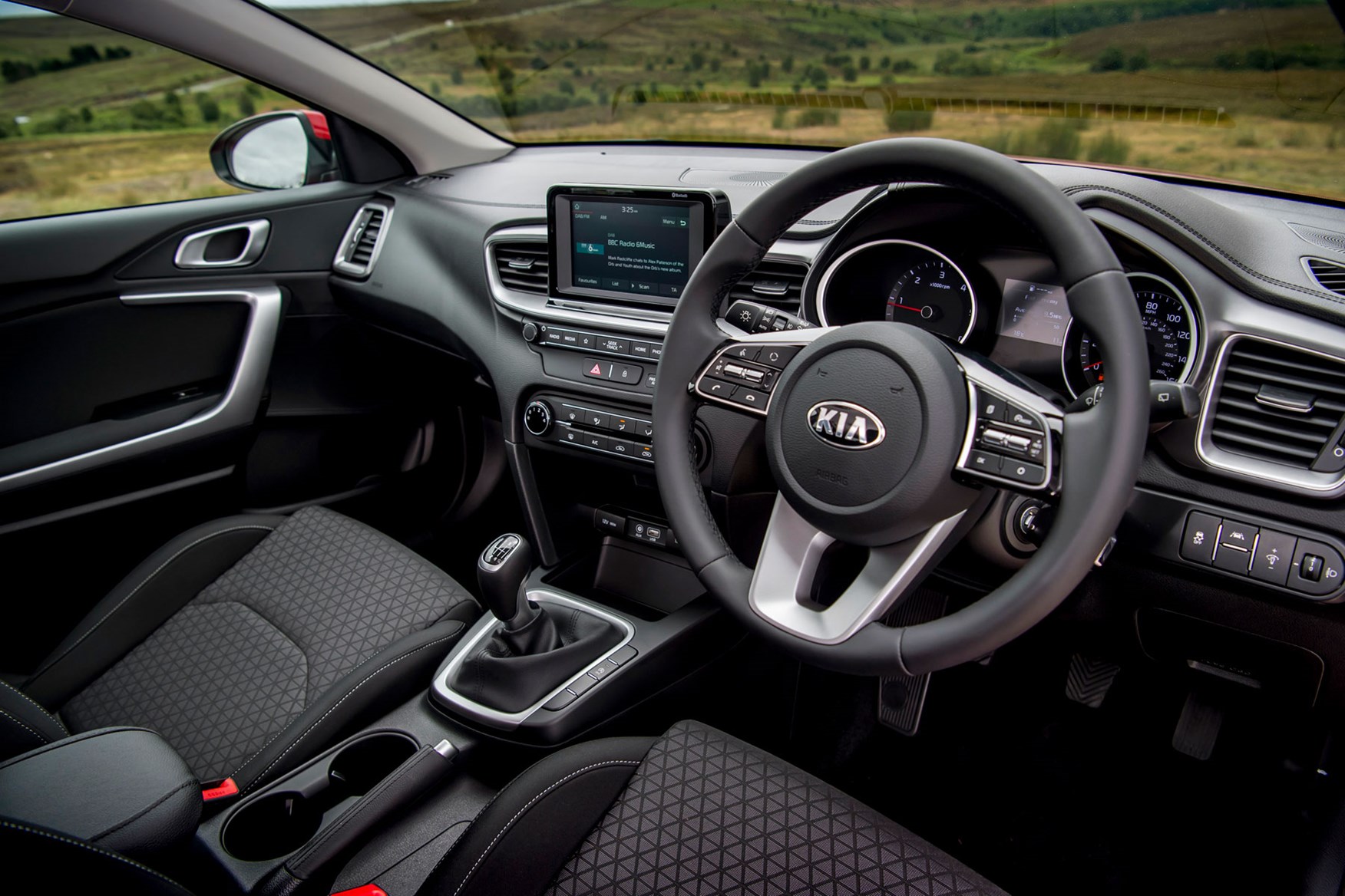 Sudden descent roof Competitors Kia Ceed (2022) interior, tech and comfort | Parkers