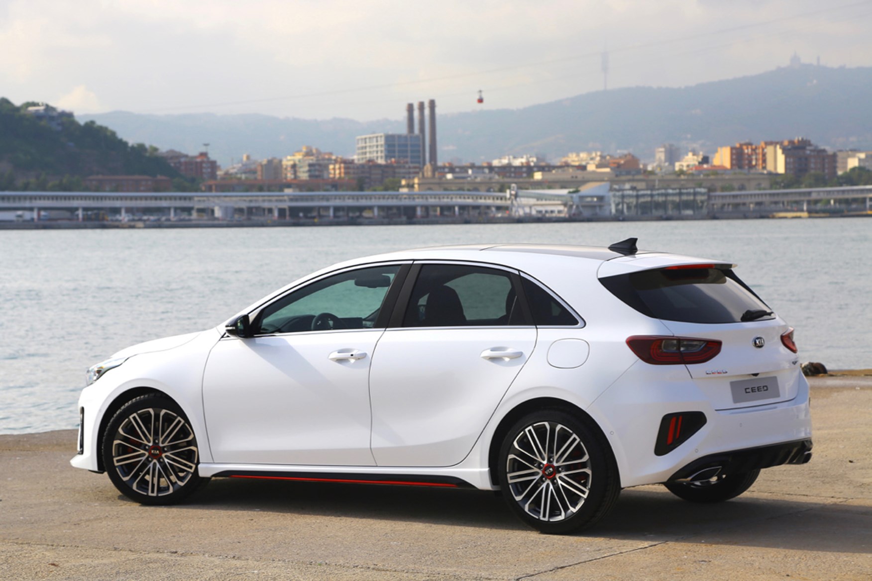 Sudden descent roof Competitors Kia Ceed (2022) interior, tech and comfort | Parkers