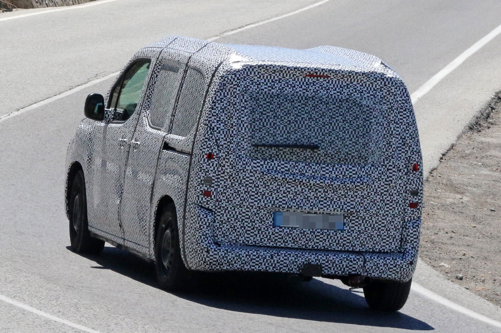 First official pictures, details of 2018 Citroen Berlingo, Peugeot ...