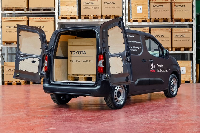 Toyota Proace City van dimensions (2020-on), capacity, payload, volume ...