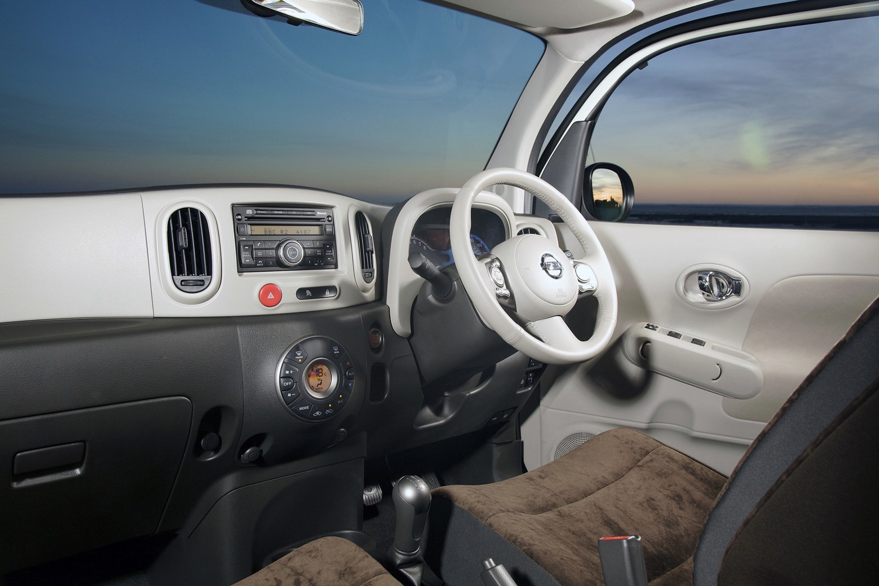 Ниссан левый руль. Nissan Cube 2010 салон. Nissan Cube z12 салон. Nissan Cube Interior. Nissan Cube z12 внутри.