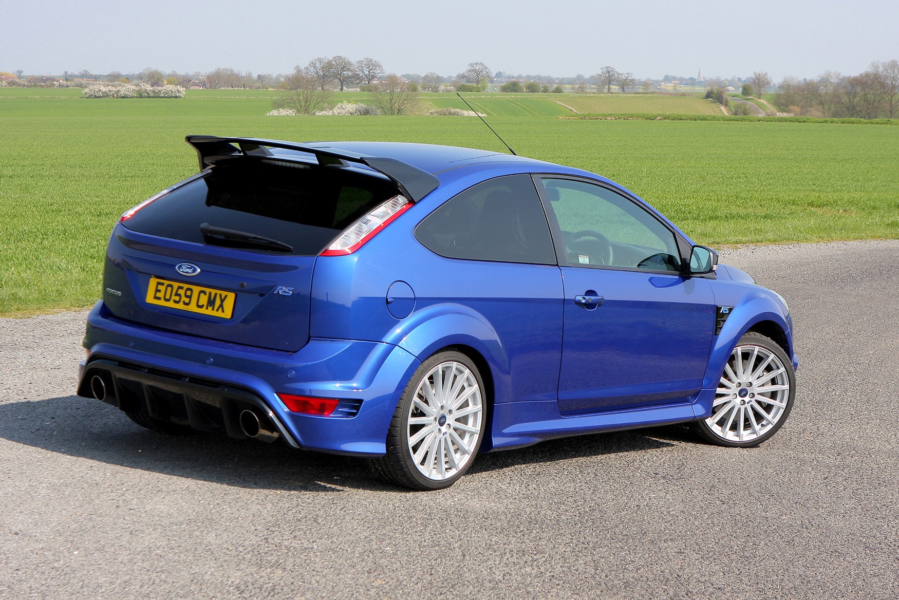Ford Focus RS (2009 - 2010) interior, tech and comfort.