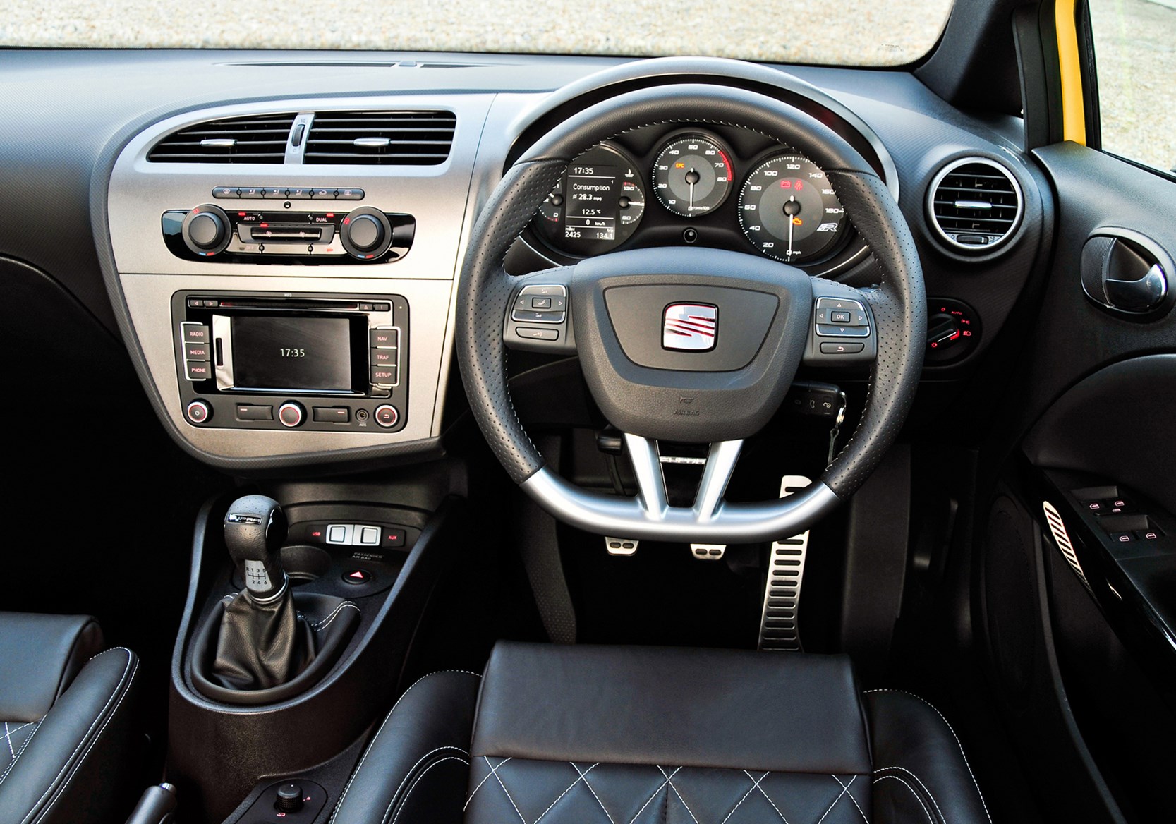 Intention move on Prophet Used SEAT Leon Cupra R (2010 - 2012) interior, tech and comfort | Parkers