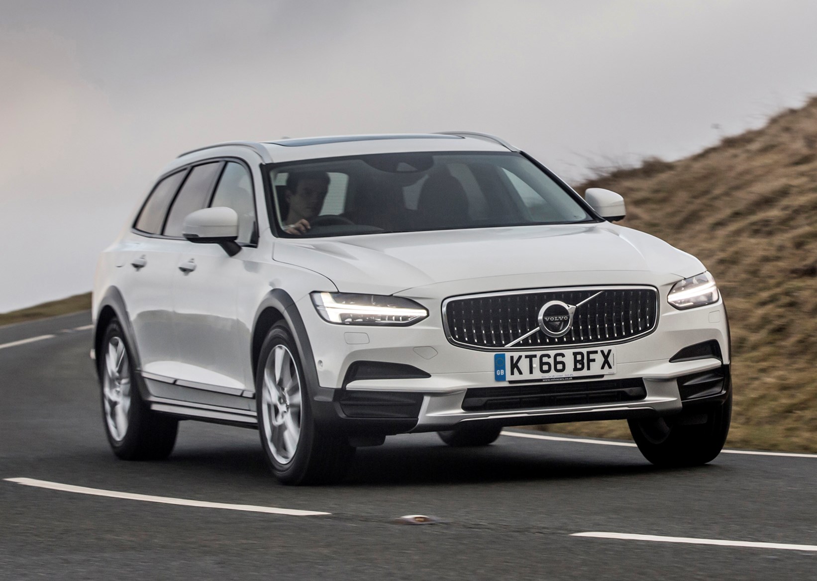 Volvo V90 Cross Country Review (2022) | Parkers