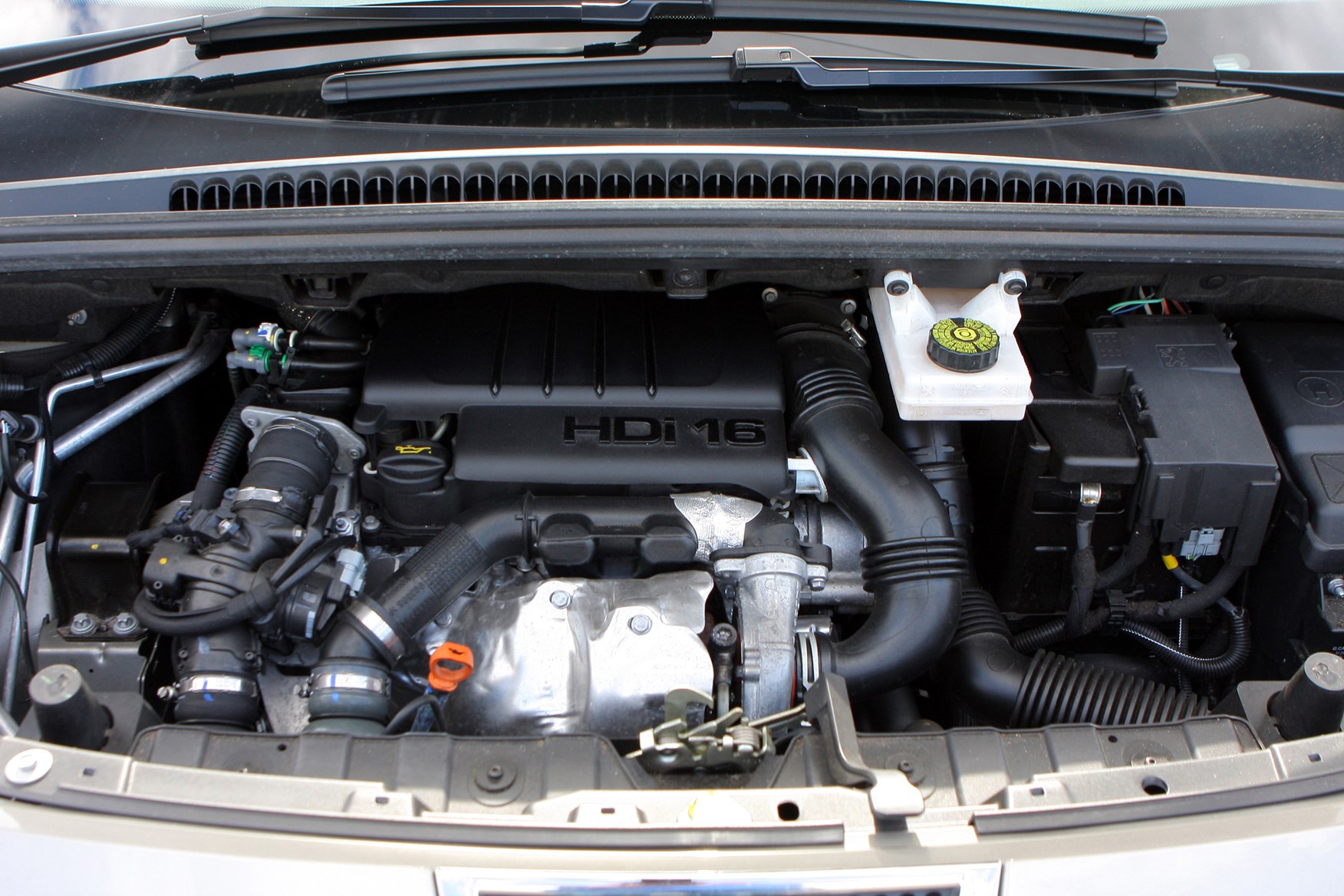 Peugeot 3008 двигатель. Двигатель Пежо 3008. Двигатель Пежо 3008 150 л.с. Моторный отсек Пежо 3008 2012. Пежо 3008 1.6.