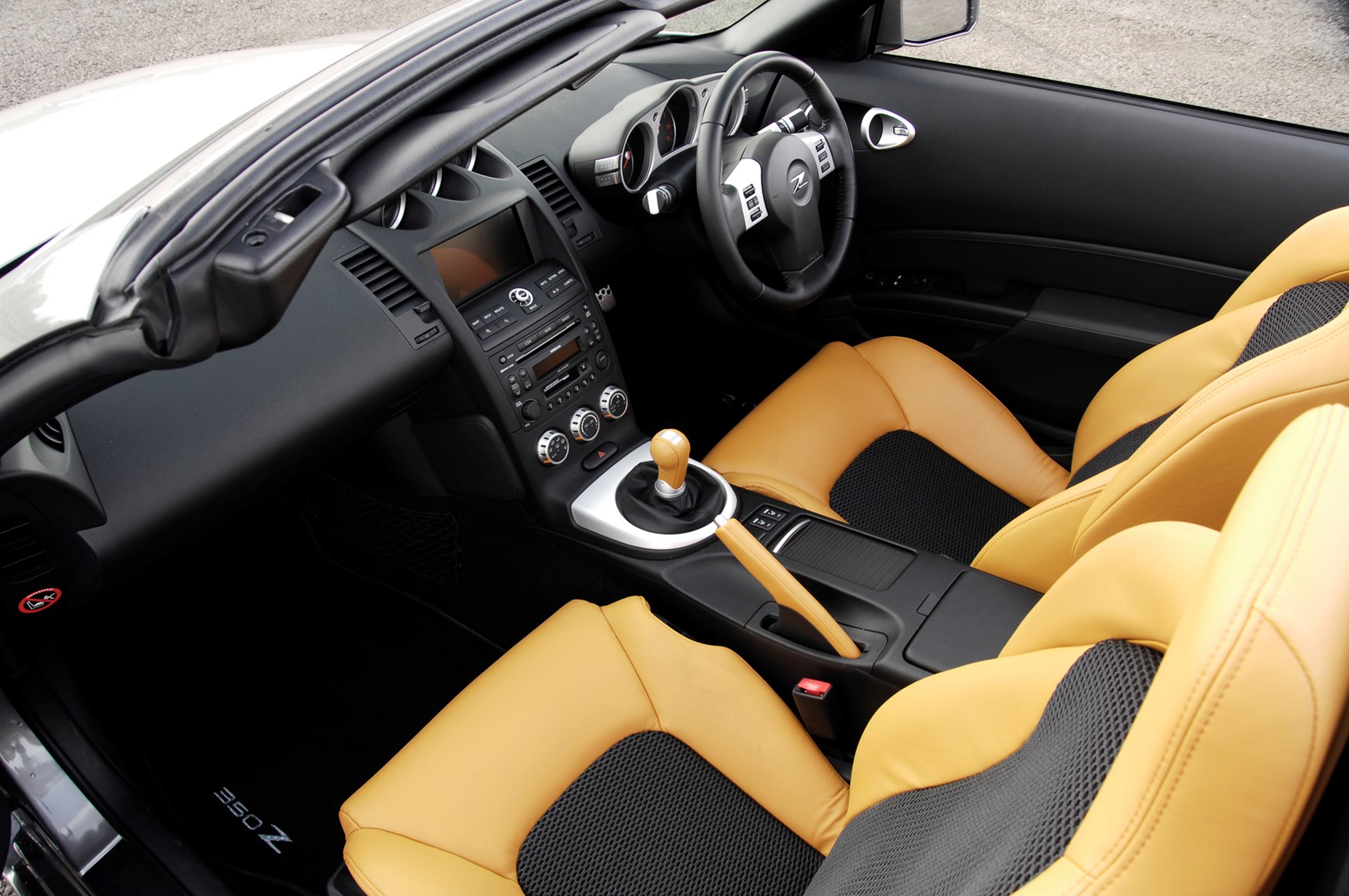 Used Nissan 350Z Roadster (2005 - 2010) interior, tech and c