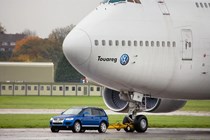 Image of a Volkswagen Touareg towing a Boeing 747