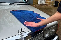 Drying the Mercedes after cleaning with the Auttoglym car shampoo