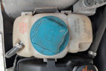 Image of the coolant tank cap in a 2001 Volvo V70