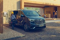 Renault Trafic E-Tech with worker