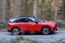 Mini Countryman Cooper SE in red, side profile