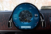 MINI Countryman Electric in Sport trim – touchscreen OLED