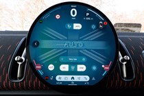 MINI Countryman Electric in Sport trim – touchscreen
