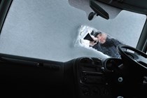 Snow-covered windscreen - How to clear your windscreen