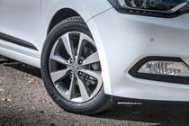 Hyundai i20 Hatchback (2015-) - in white - front right-hand wheel and tyre