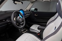 MINI Cooper (2024): dashboard and infotainment system from driver's side, black and grey upholstery