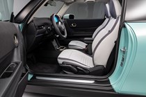 MINI Cooper (2024): front seats, grey upholstery