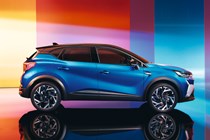 Renault Captur facelift (2024): side view static, studio shoot, blue paint