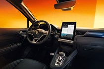 Renault Captur facelift (2024): interior, dashboard and infotainment system, black upholstery