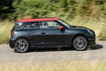 Mini Cooper SE (2024) side driving