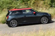 Mini Cooper SE (2024) side driving