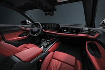 Audi S5 Avant (2024): dashboard, front seats and infotainment system, red leather upholstery