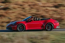 Porsche 911 GTS Cabriolet (2025): profile driving