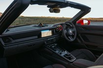 Porsche 911 GTS Cabriolet (2025): interior front