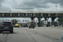 Image of cars going through a gare de peage in France