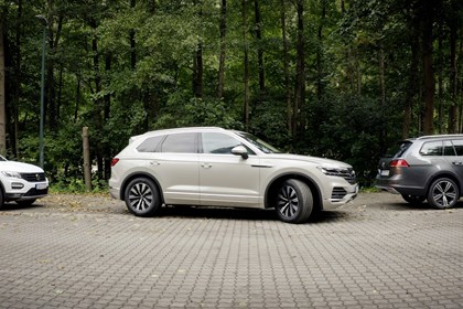 Volkswagen Touareg parking with park assis