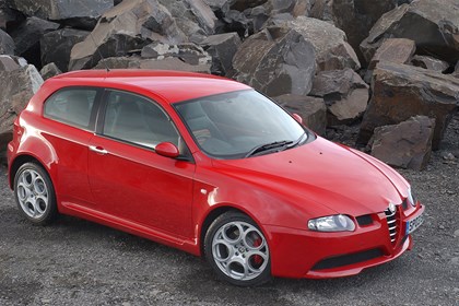 Alfa Romeo 147 GTA, red, static, front three-quarters | WCPGW