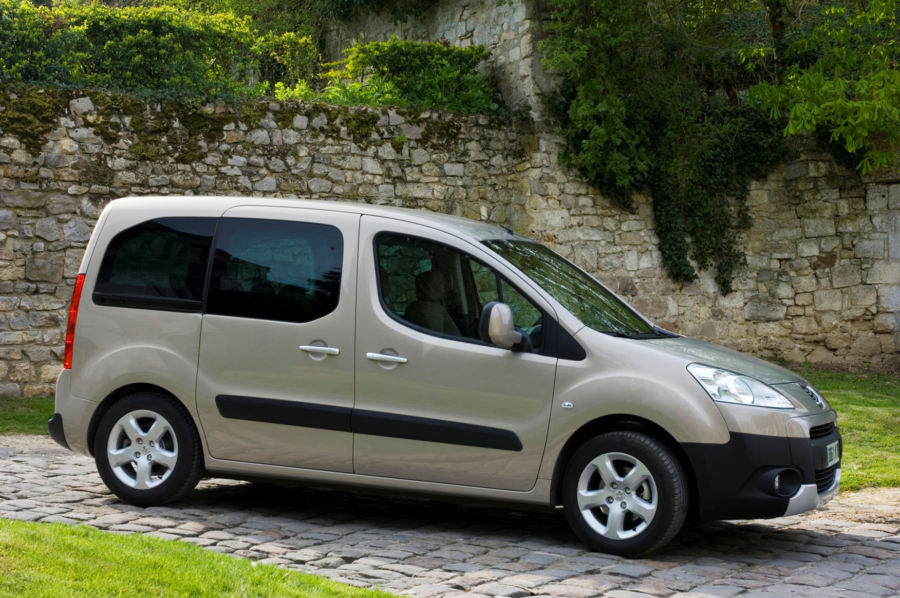 Peugeot Partner Tepee Estate (2008 - ) Photos | Parkers