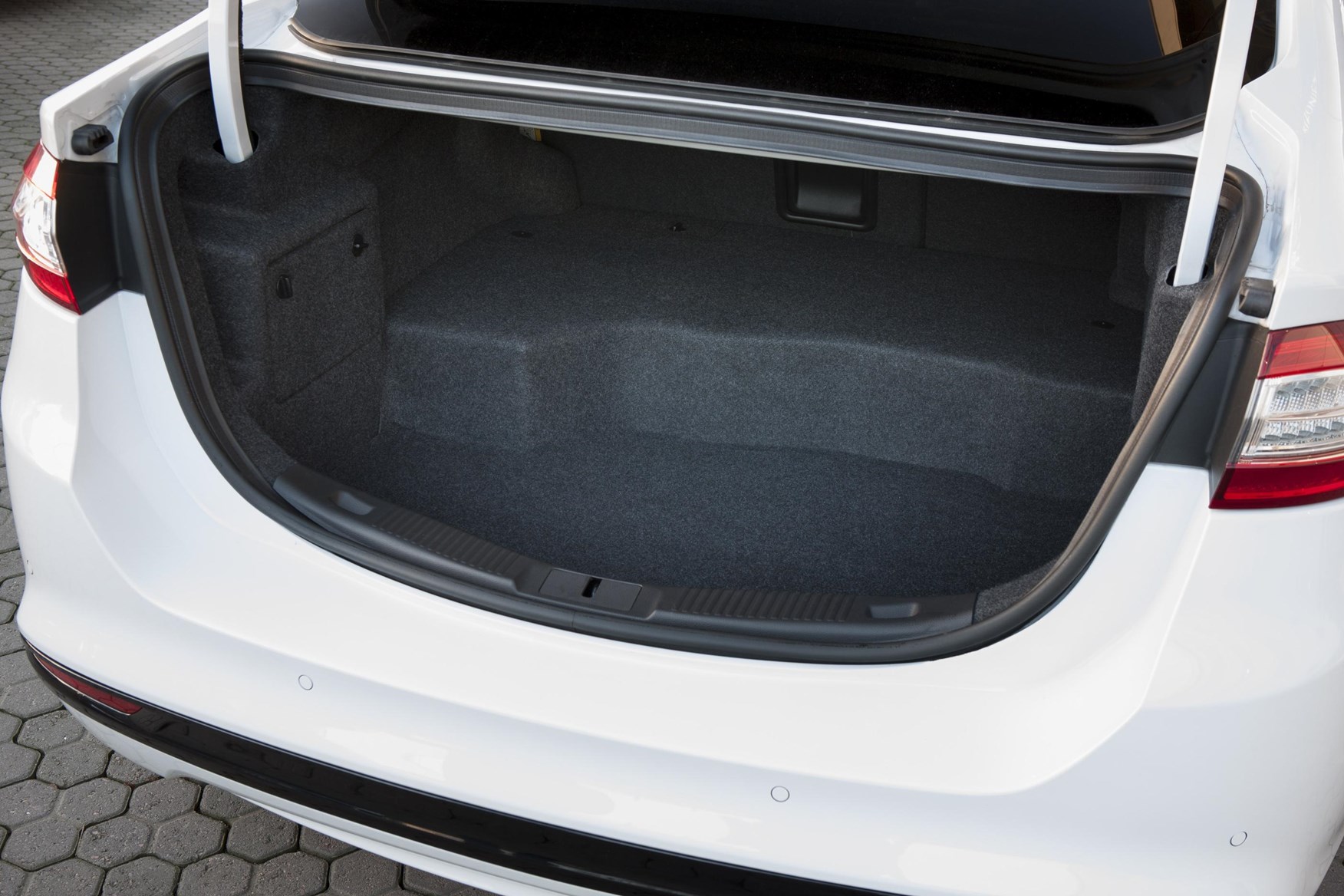 Ford Mondeo Saloon (2014 - ) Features, Equipment and ...