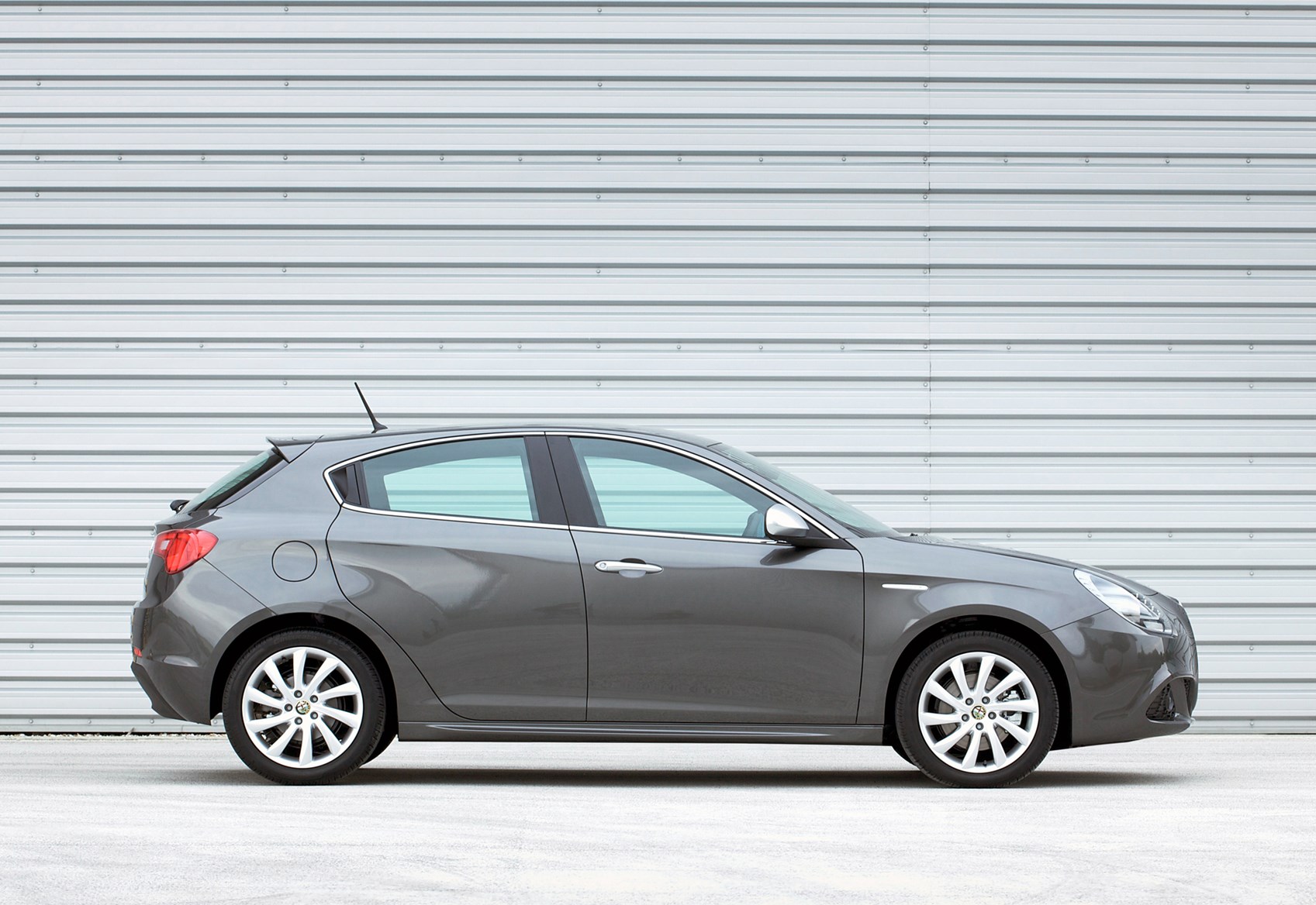 Alfa Romeo Giulietta Hatchback 2010 Photos Parkers