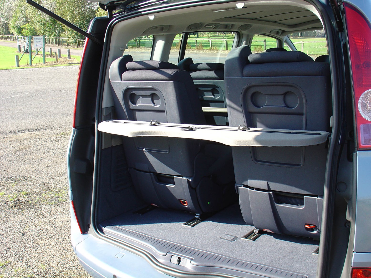 Renault Espace Estate (2003 - 2012) Features, Equipment and Accessories ...