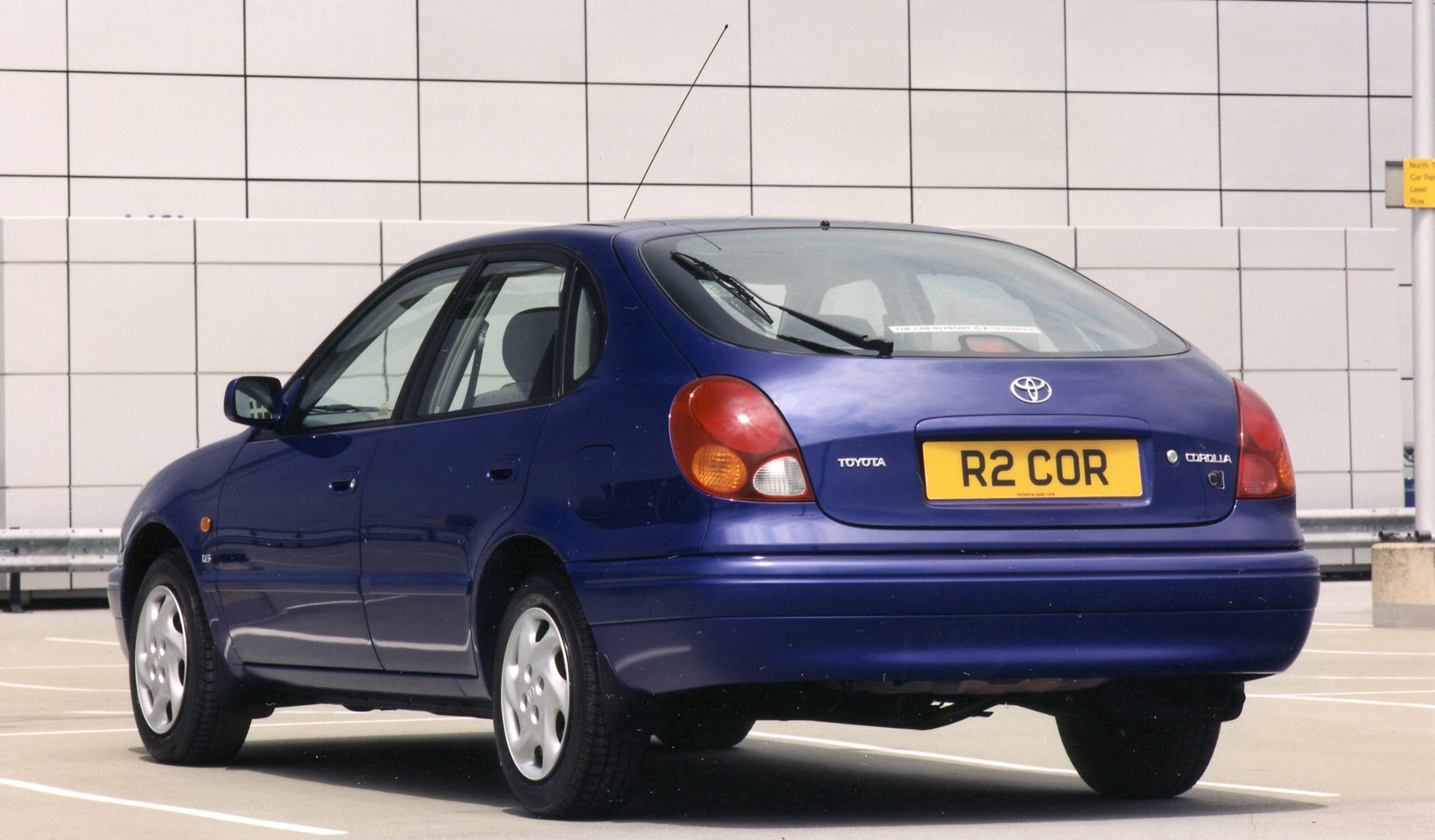 Toyota Corolla Hatchback (1997 - 2000) Photos | Parkers