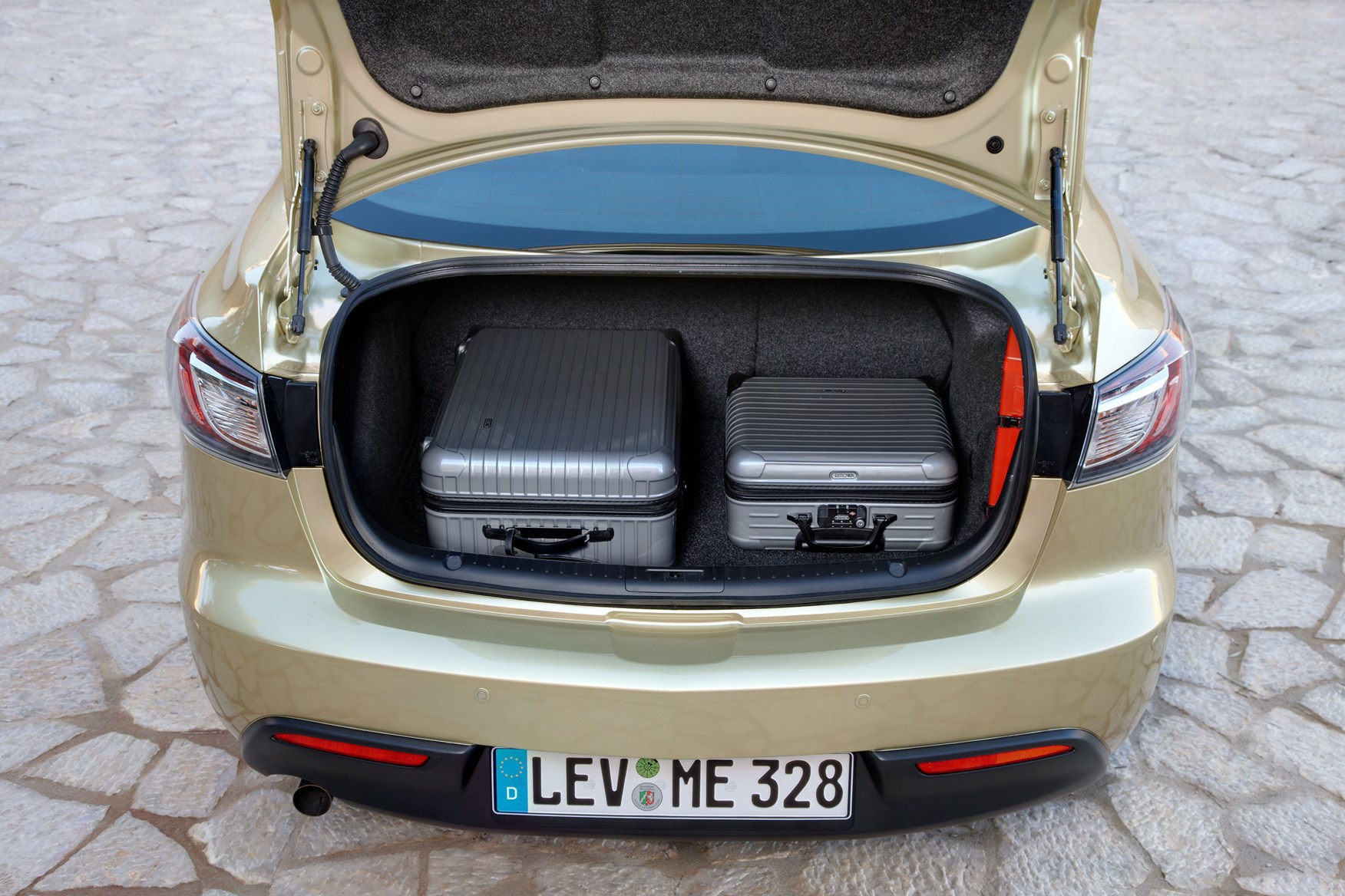 Mazda 3 Saloon (2009 2010) Features, Equipment and Accessories Parkers