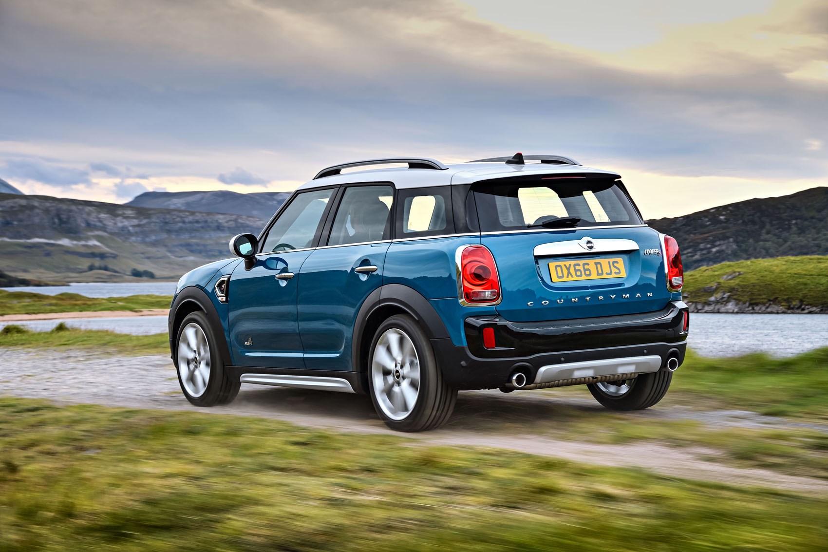 Mini Countryman Review Summary Parkers Mini 2017 Countryman Suv Driving