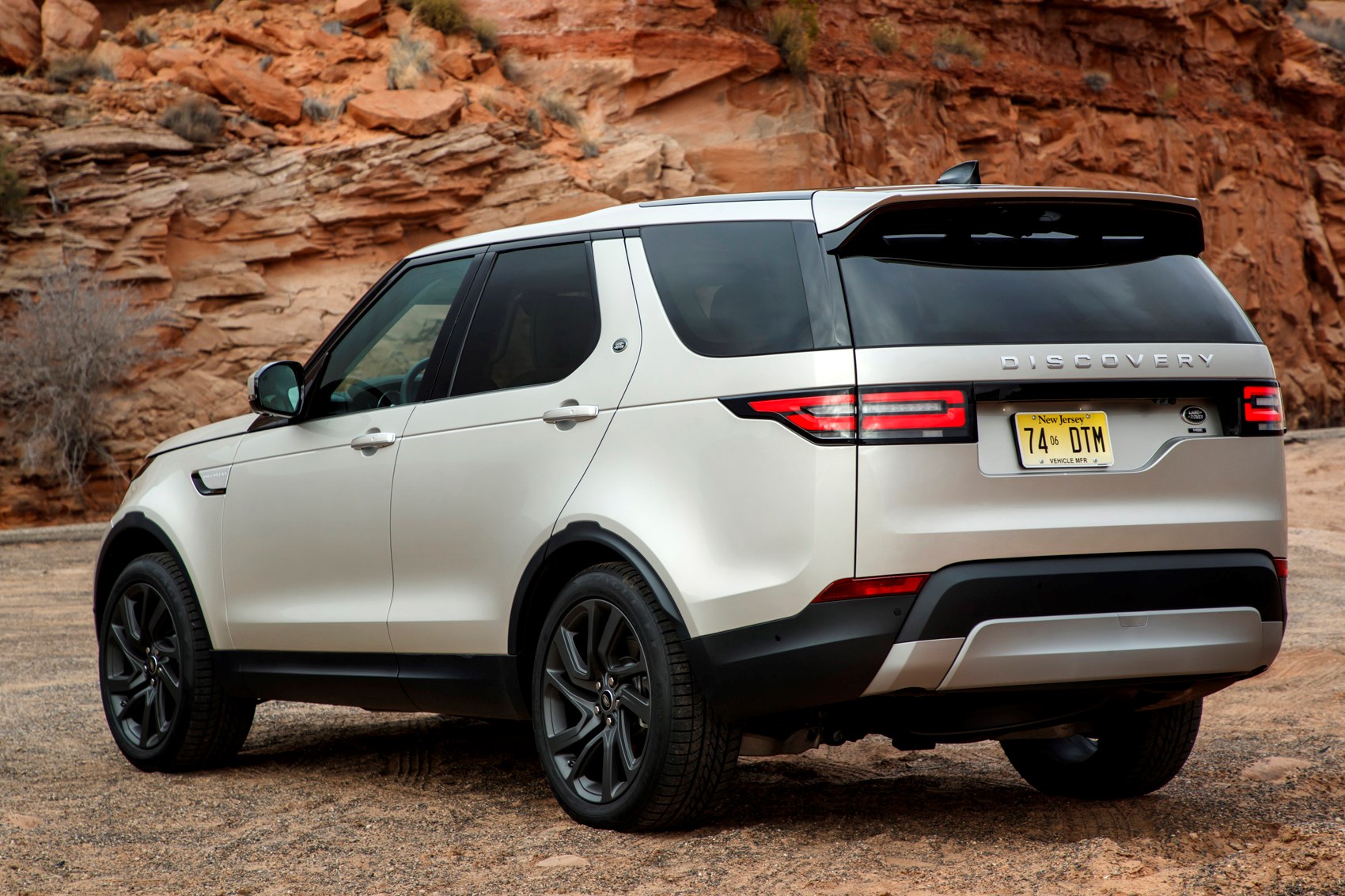 Land Rover Discovery SUV (2017 ) Photos Parkers